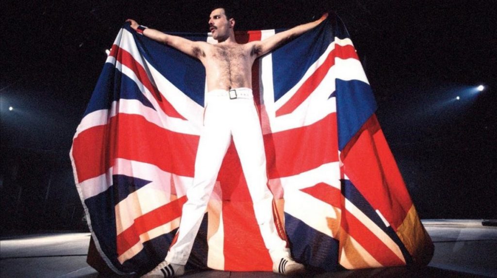 Legendaria imagen de Freddie Mercury mostrando una bandera del Reino Unido en un concierto - mdmesuena.com